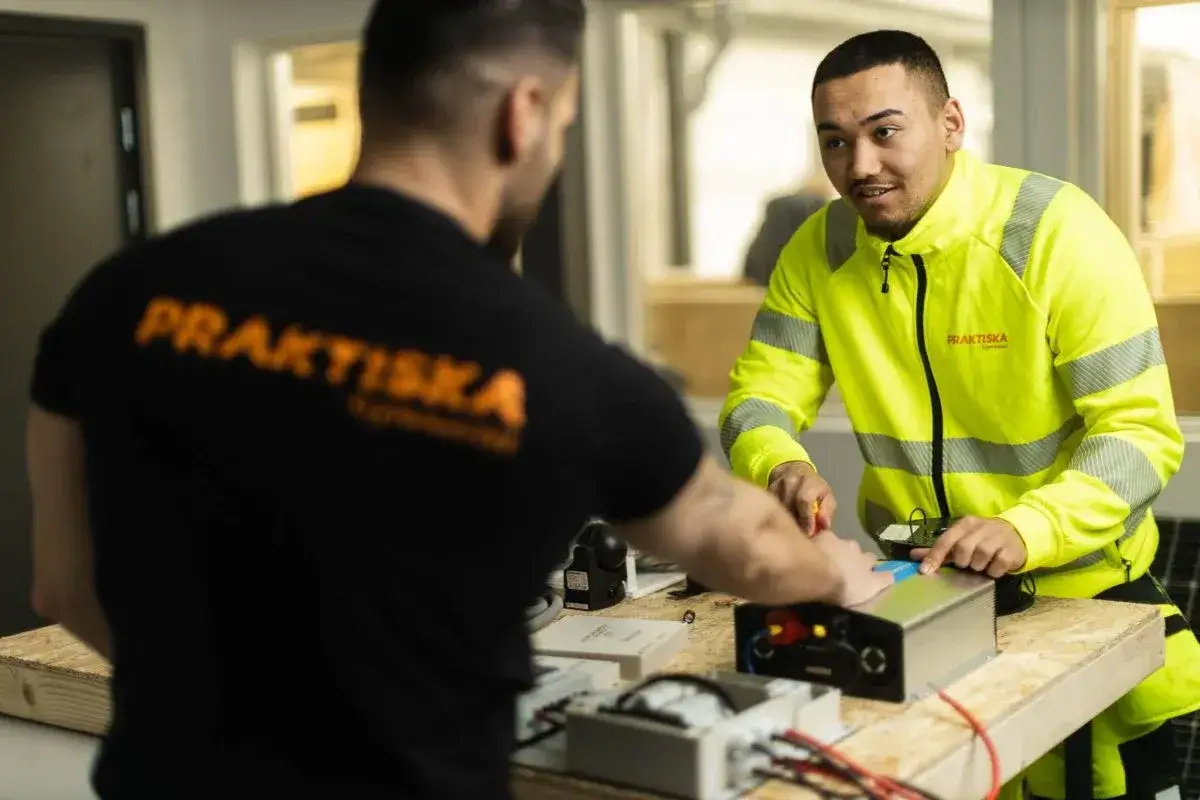 Tv&aring; elever p&aring; Praktiska gymnasiet Liljeholmen arbetar med elektronik.