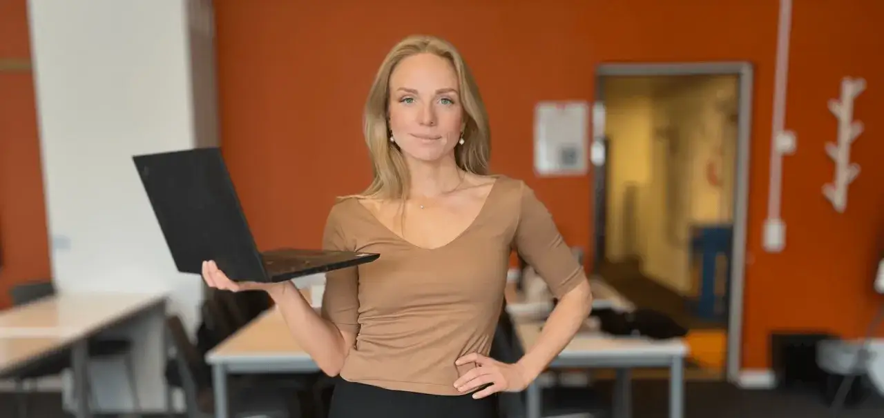 Kvinna med laptop redo f&ouml;r programmerings kurs.