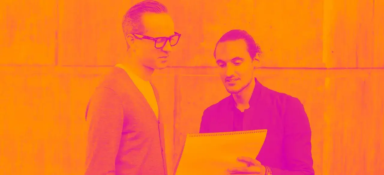 Tv&aring; bi utvecklare diskuterar ett projekt framf&ouml;r en betongv&auml;gg.