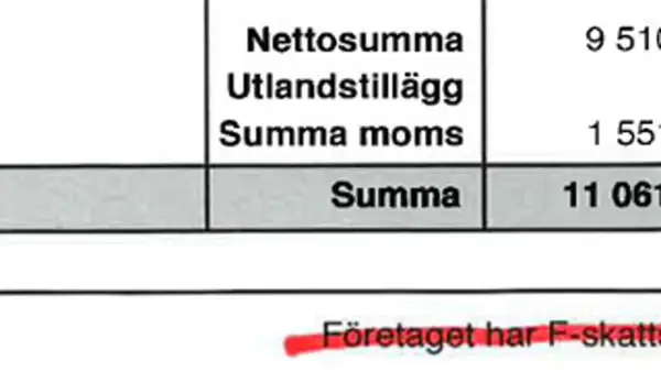 En faktura visar netto, utlandstillägg och moms. Summan är 11 061. Företaget har F-skatt, vilket kan påverka hur skatt på skadestånd hanteras.