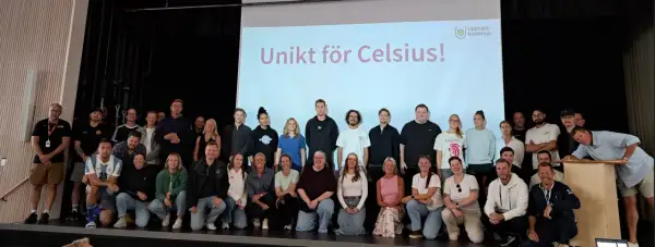 Gruppbild på personal och elever från Celsius skolan framför en projektorduk med texten "Unikt för Celsius!".