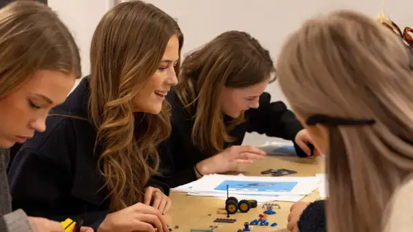 Elever på Aspero Karlskrona bygger med Lego.
