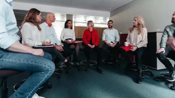 Grupp diskuterar under en utbildning.