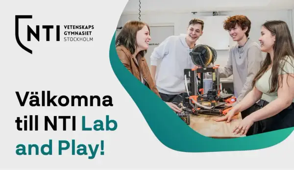 Elever skrattar vid en 3D-skrivare på NTI Vetenskapsgymnasiet Stockholm. Välkomna till NTI Lab and Play!