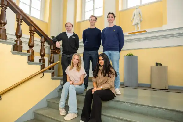 Fem elever poserar på en trappa vid Rudbeckianska gymnasiet.