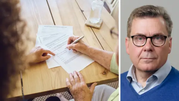 En person skriver på ett dokument. En annan person pekar på det. Kanske ett testamente original saknas?
